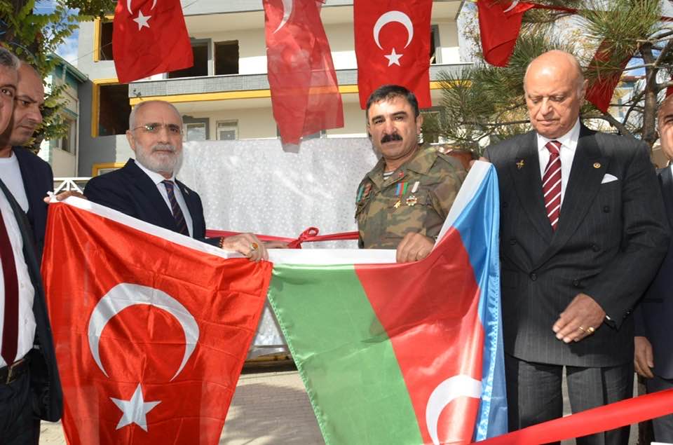 Ərdoğan İbad Hüseynova qalstuk hədiyyə edib