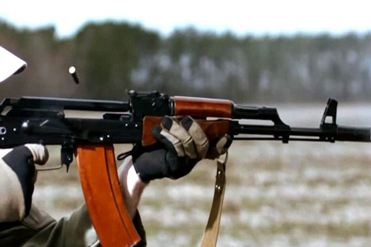 "Kalaşnikov"la törədilən cinayətin şübhəliləri hakim QARŞISINDA