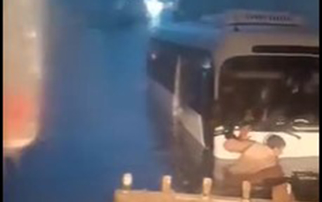 Bakıda tunelləri su basdı: avtobus batdı  - VİDEO