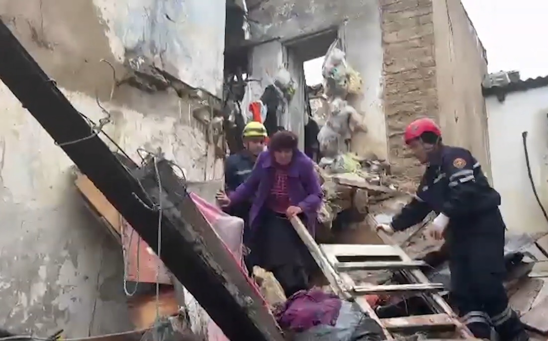 Bakıda ev uçdu: qadın dağıntılar altından çıxarıldı - VİDEO