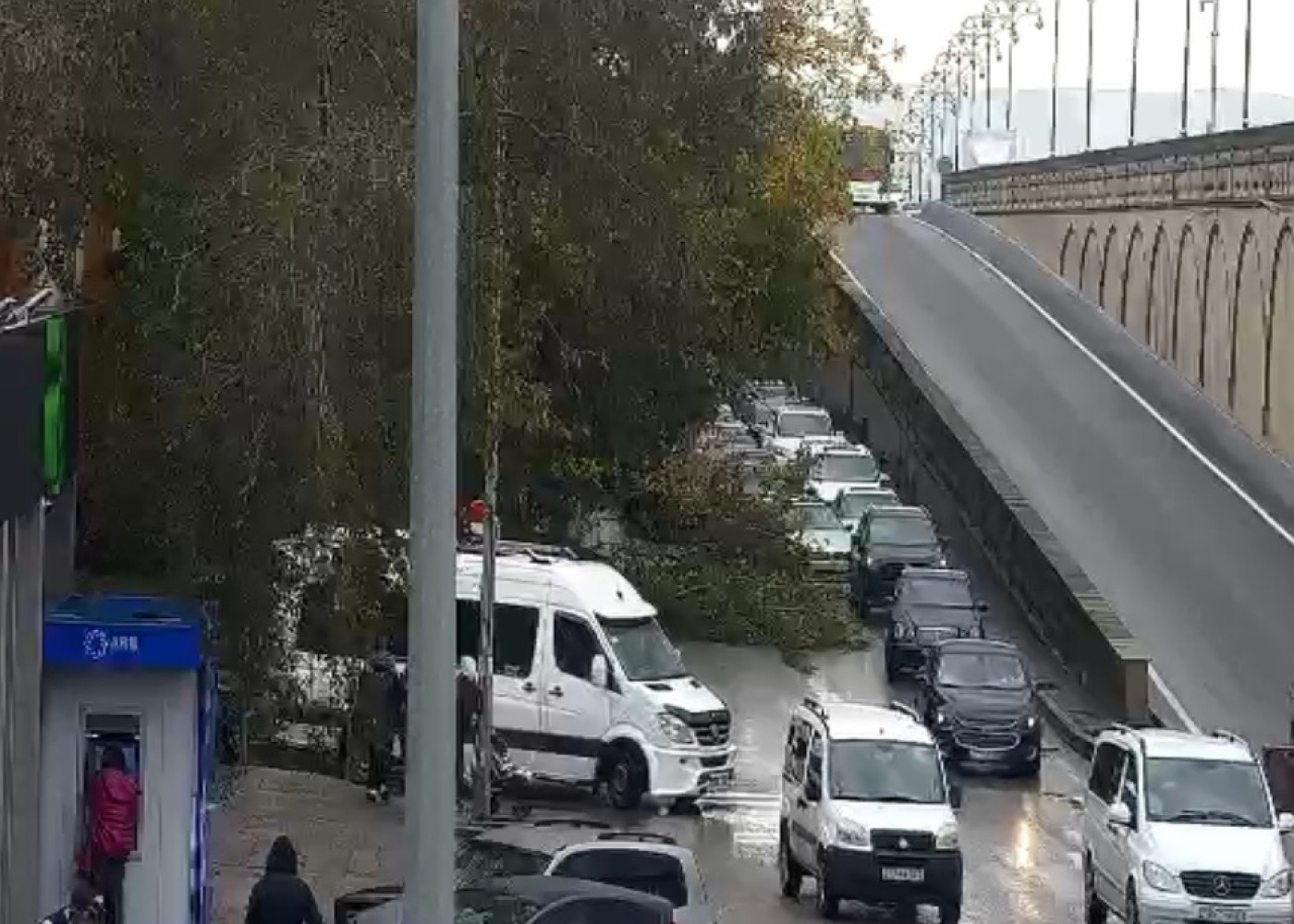 Bakıda ağac aşdı - Yol bağlandı