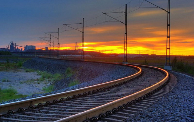 Dəmir yolu Ağbənd istiqamətinə doğru sürətlə çəkilir