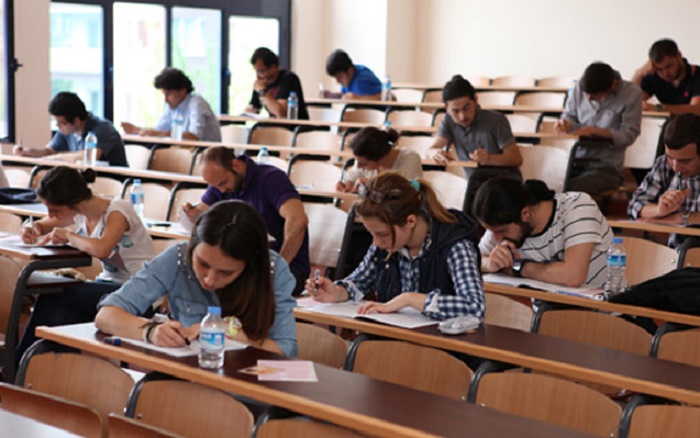 Tələbələrin problemi: dərslər axşam, imtahanlar səhər saatlarında...