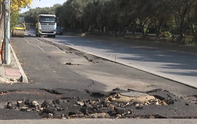 Bakıda yeni asfaltlanan yol çökdü - VİDEO