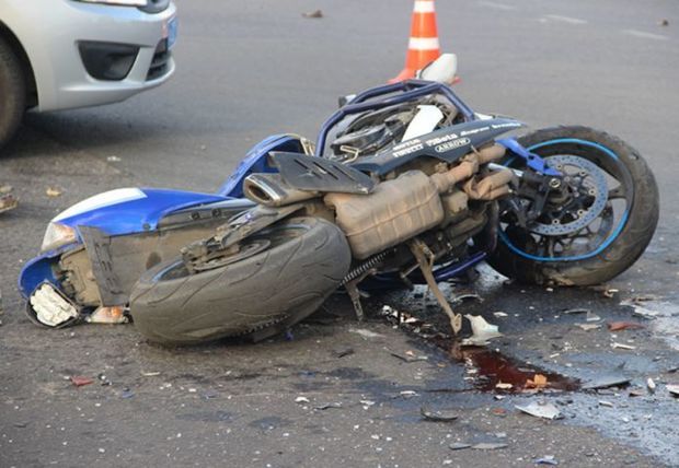"BMW" motosikleti vurdu: azyaşlı xəsarət aldı
