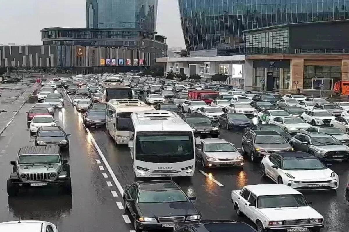 Hazırda Bakının mərkəzi küçələrində ağır tıxac var - SİYAHI