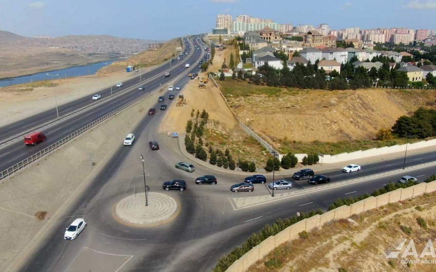 İri qaya parçaları yola sürüşdü