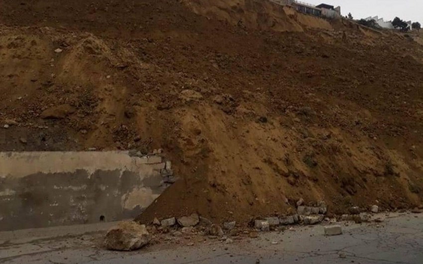 Yol polisi sürüşmə baş verən yolda hərəkəti tənzimləyir