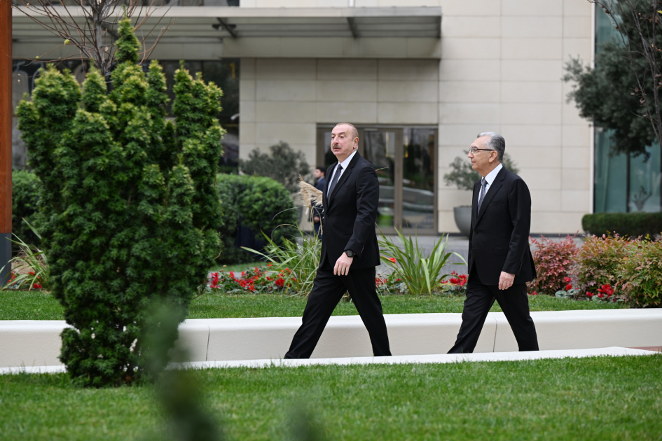 Prezident Bakıda yeni salınan parkda - FOTOLAR