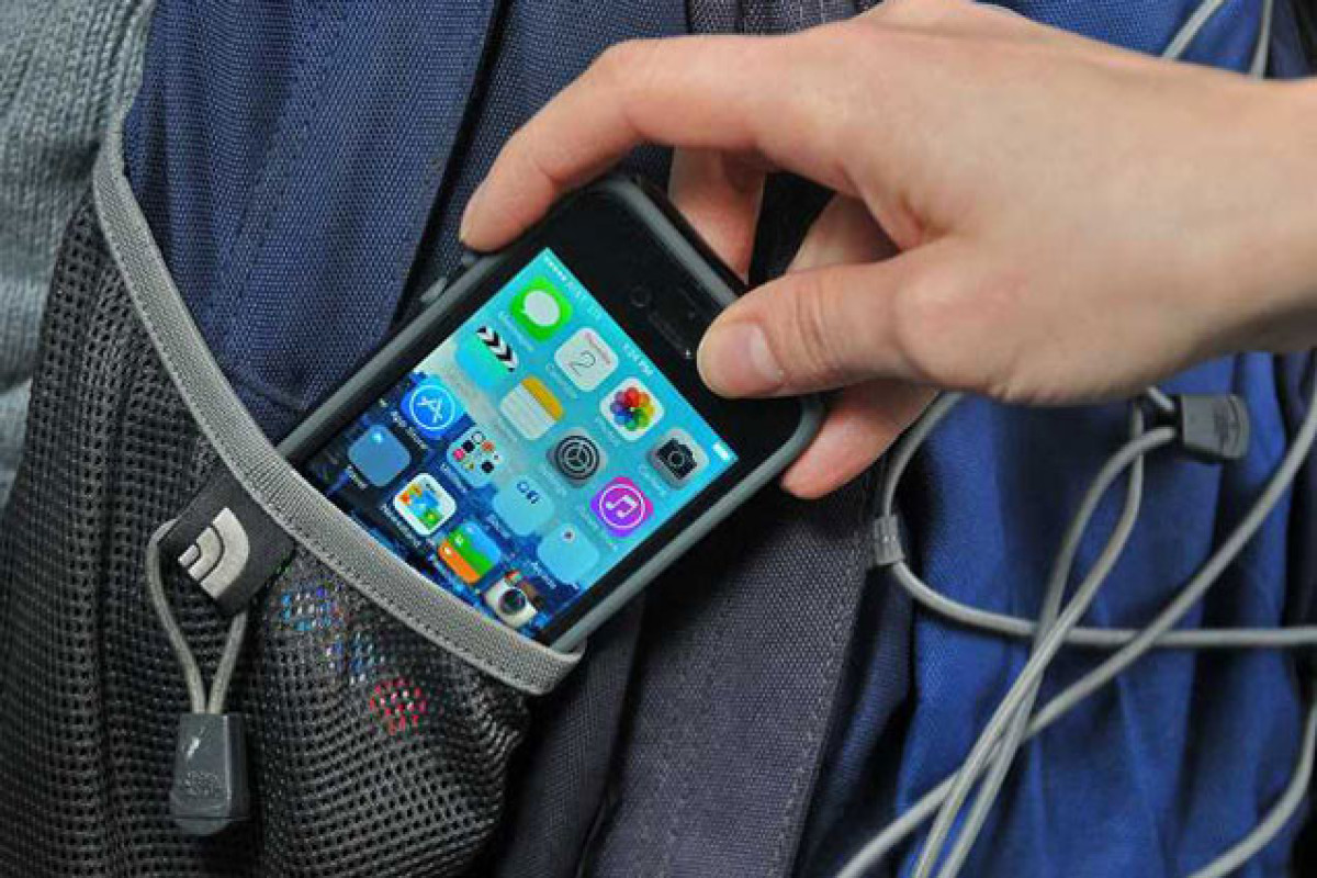 Metroda iki qadının telefonu oğurlandı