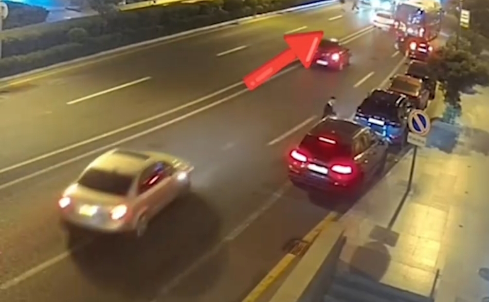 Yolu qaçaraq keçmək istədi, maşın vurdu - VİDEO