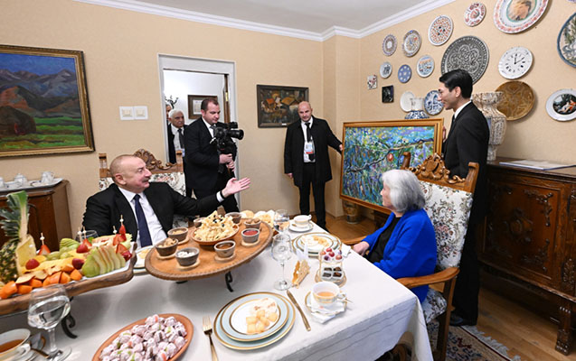 Prezident Aytmatovun ailəsi ilə çay süfrəsi arxasında - FOTOLAR
