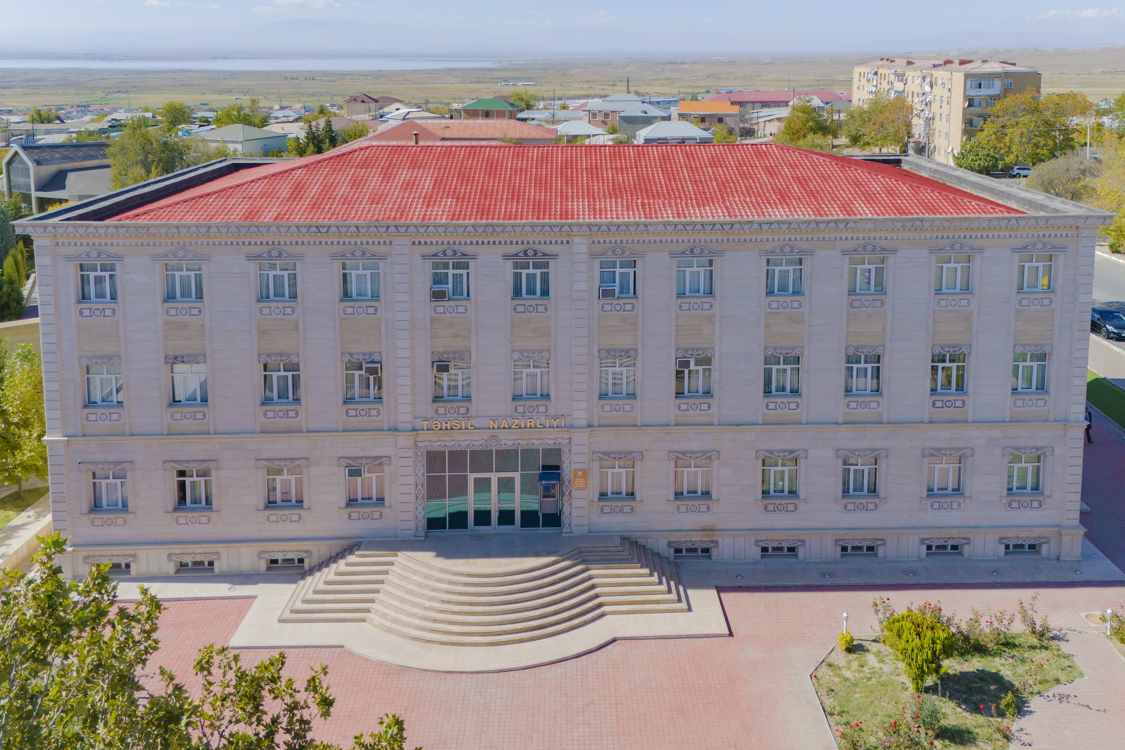 Naxçıvanda gözətçi və xadimələrin maaşından qanunsuz pul tutulur? - Rəsmi CAVAB