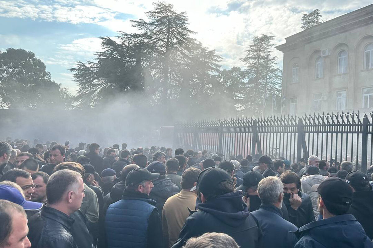 Abxaziyada etirazlar: Separatçıların binalarına hücum edildi - VİDEO