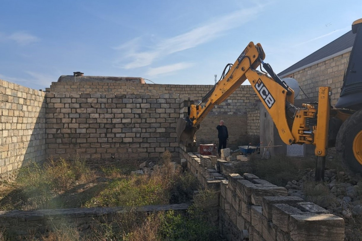 Gəncədə yarımtikili ev söküldü - FOTO