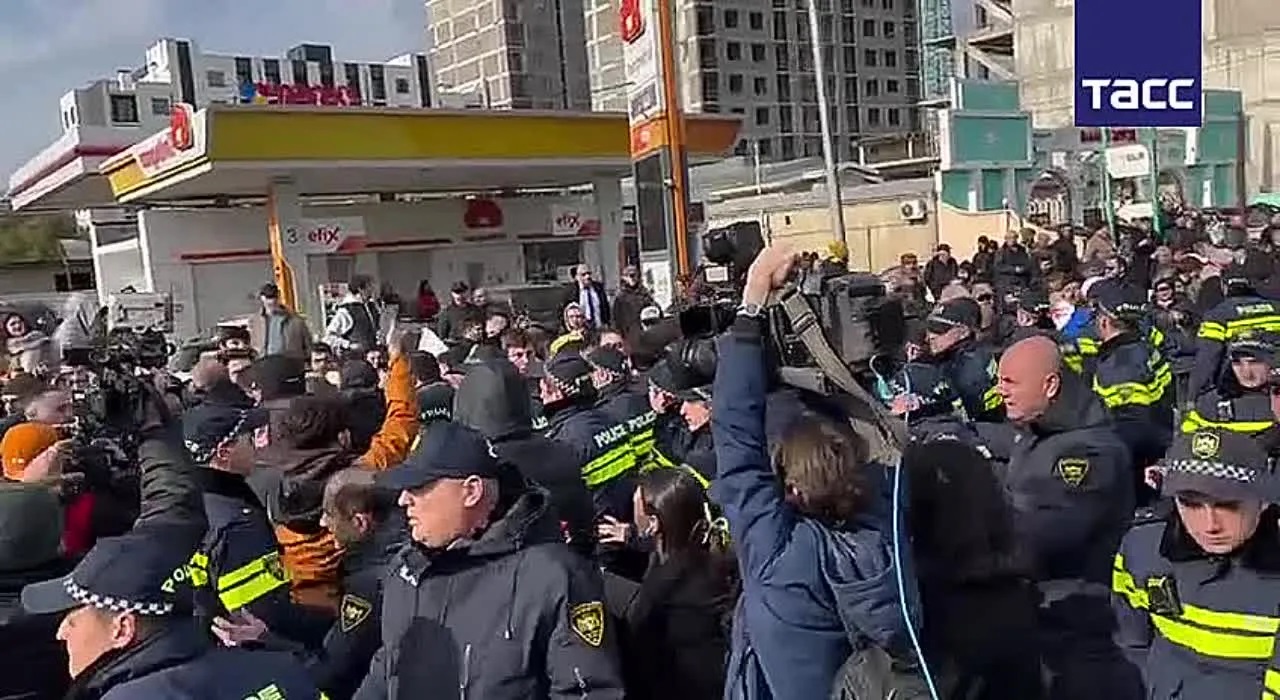 Gürcüstan Seçki Komissiyası qarşısında QARŞIDURMA - VİDEO