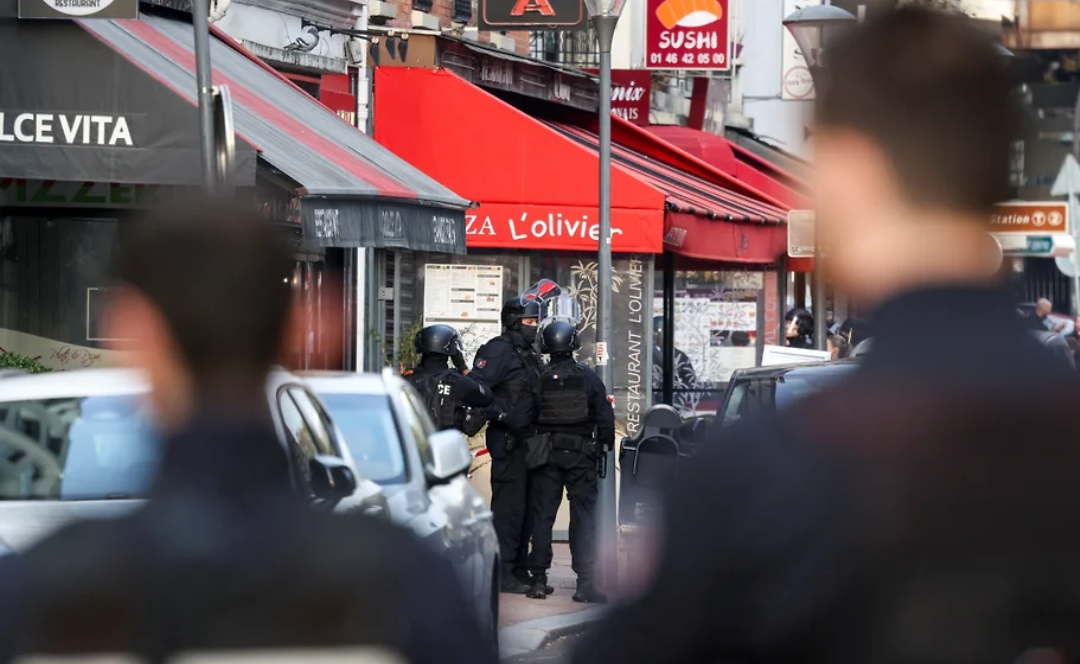 Parisdə restoran işçiləri girov GÖTÜRÜLDÜLƏR