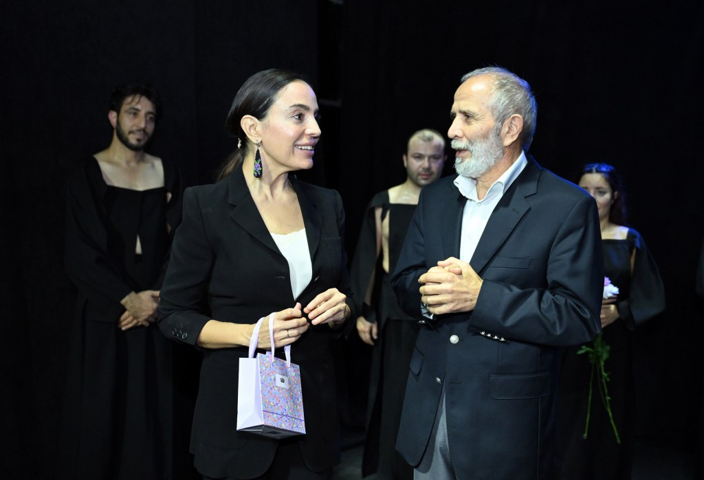 Leyla Əliyeva "Manqurt" tamaşasını izləyib - FOTO