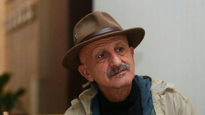 Həmin məktəb Reza Deqatinin pulu ilə tikilibmiş