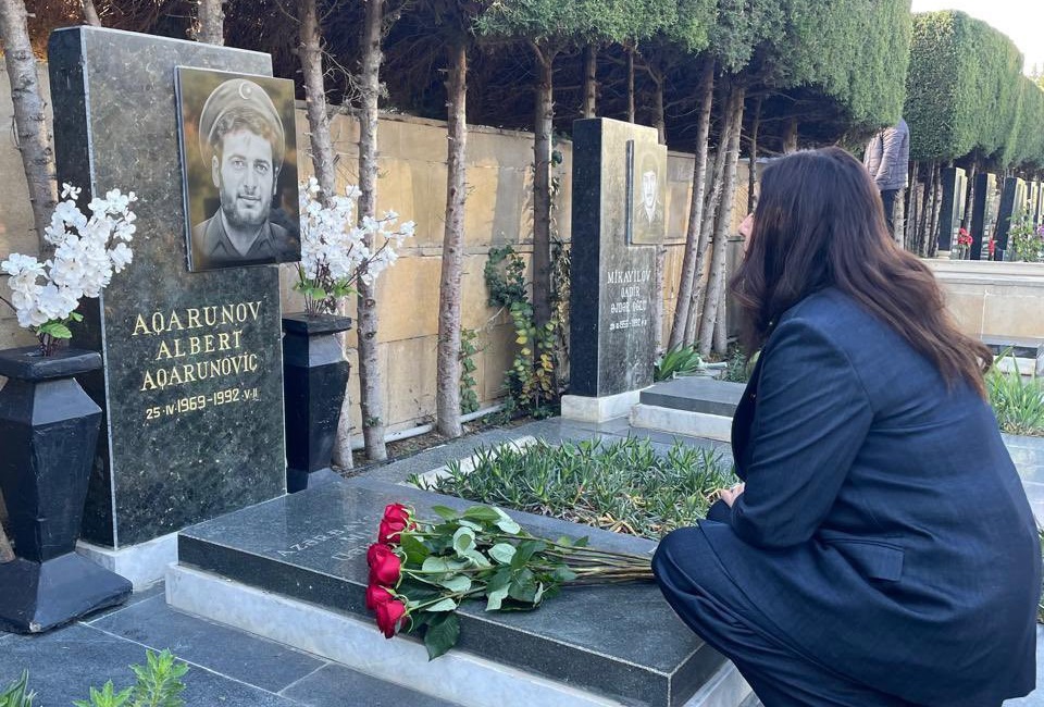 İsrail naziri Aqarunovun məzarını ziyarət etdi - FOTO
