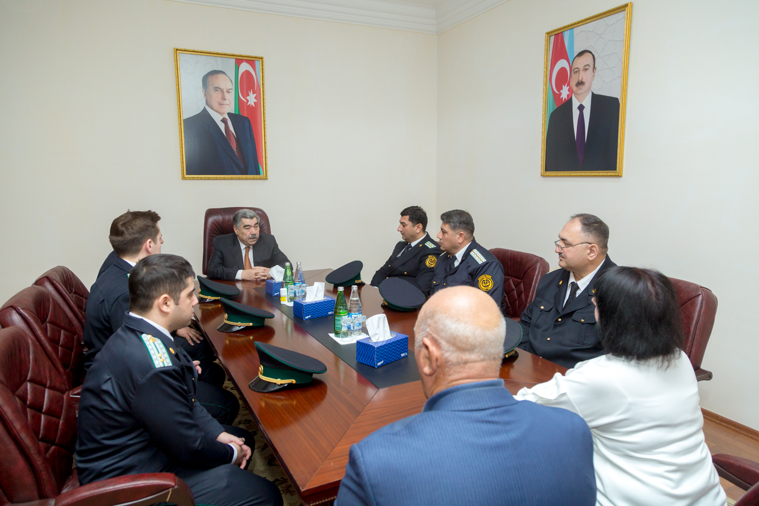 İcra başçısı ədliyyə işçiləri ilə bir arada 