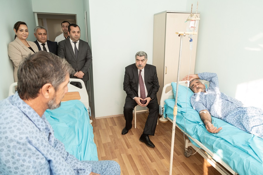 İcra başçısı şəhid valideynlərini xəstəxanada ziyarət edib - FOTO