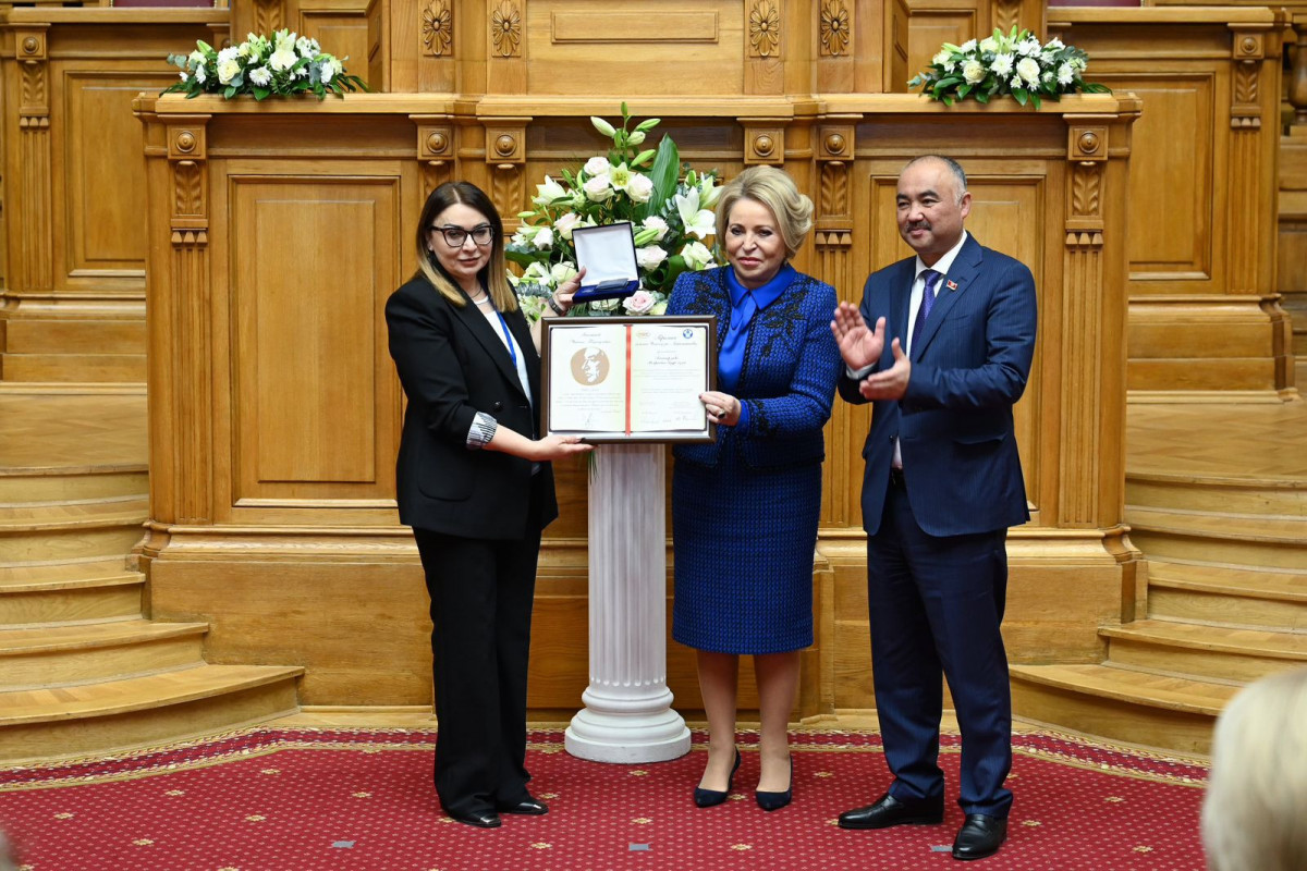 Mehriban Ələkbərzadəyə mükafat verildi - FOTO