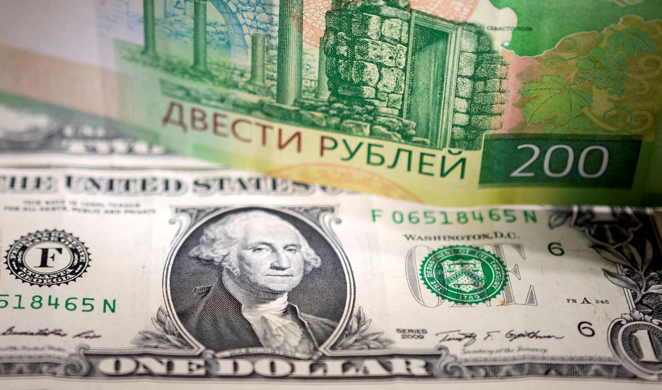 Rusiyada dollar 103 rubla yüksəldi