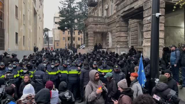 Tbilisidə gərginlik: Polis küçələri bağladı - VİDEO