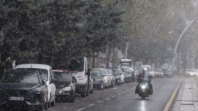 Fasiləsiz yağan qar insanları sevindirdi - Türkiyədən xoş görüntülər 