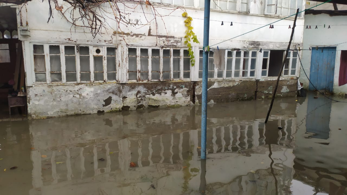 Qubada güclü yağışın fəsadları: həyətləri su basdı - FOTO