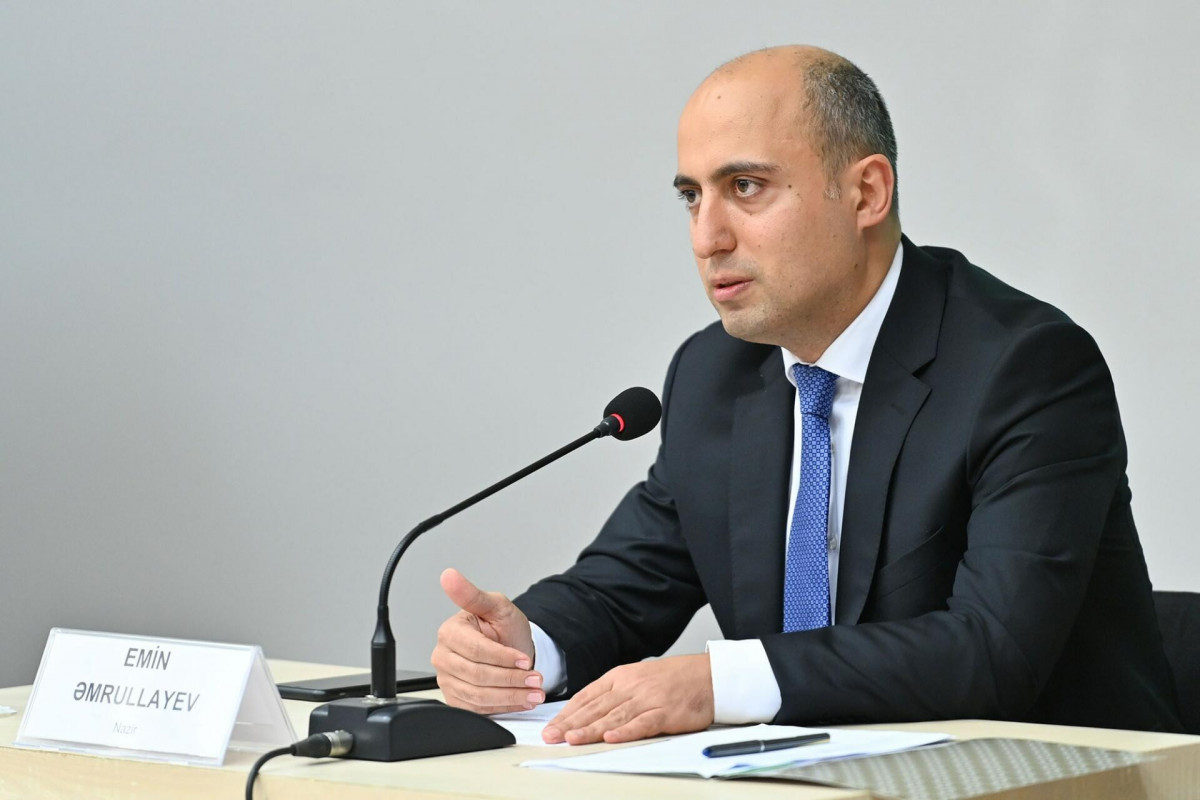 Emin Əmrullayev 1500 məktəbin bağlanacağını TƏKZİB ETDİ