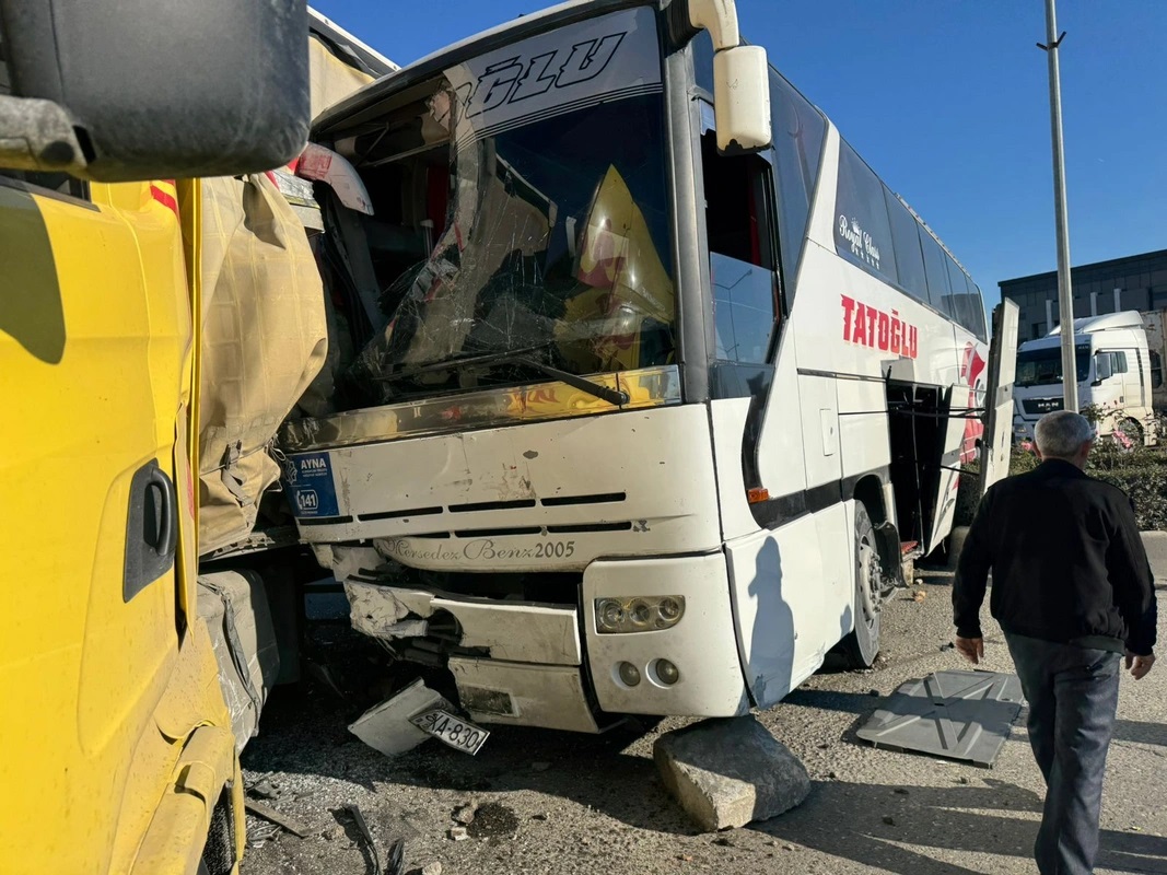 TIR sərnişin avtobusu ilə toqquşdu: yaralı var - FOTO