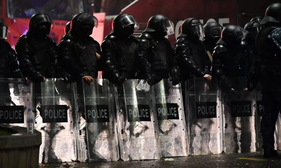 Tbilisidə son vəziyyət: polis parlamentin önünü təmizlədi - VİDEO