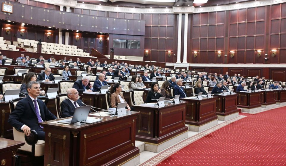 Parlamentin iclası başladı - Gündəlikdə 10 məsələ var