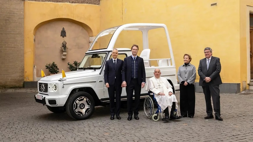 "Mercedes" Roma Papasına avtomobil hədiyyə etdi - FOTO