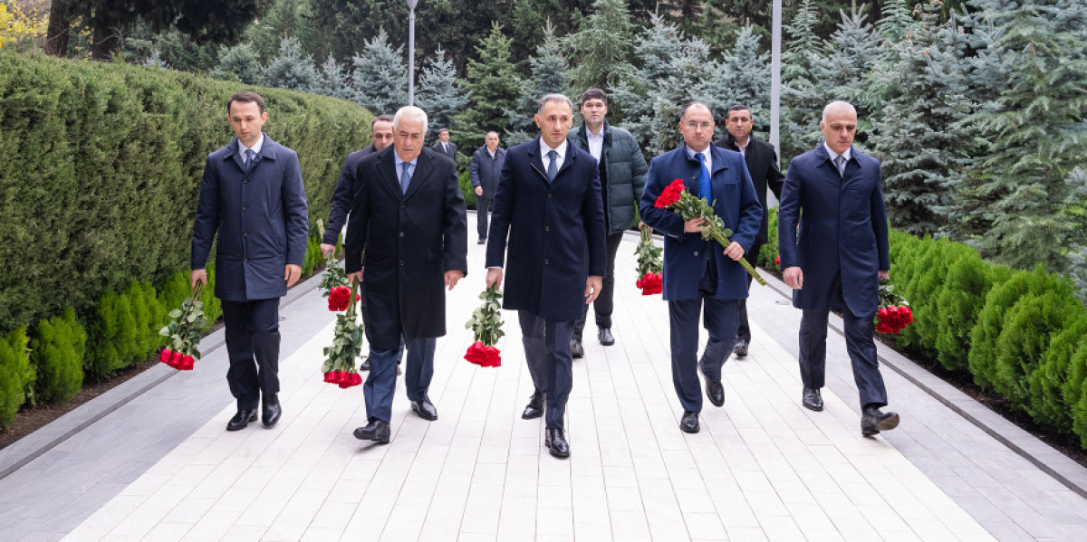 Nazirliyin kollektivi Heydər Əliyevin məzarını və Şəhidlər xiyabanını ziyarət edib - FOTO