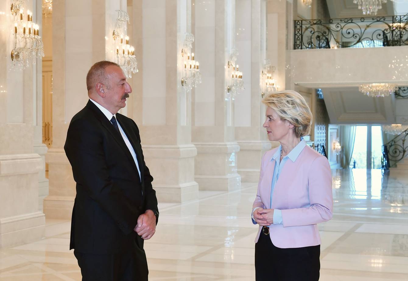 Prezident Ursula fon der  Lyayeni təbrik etdi