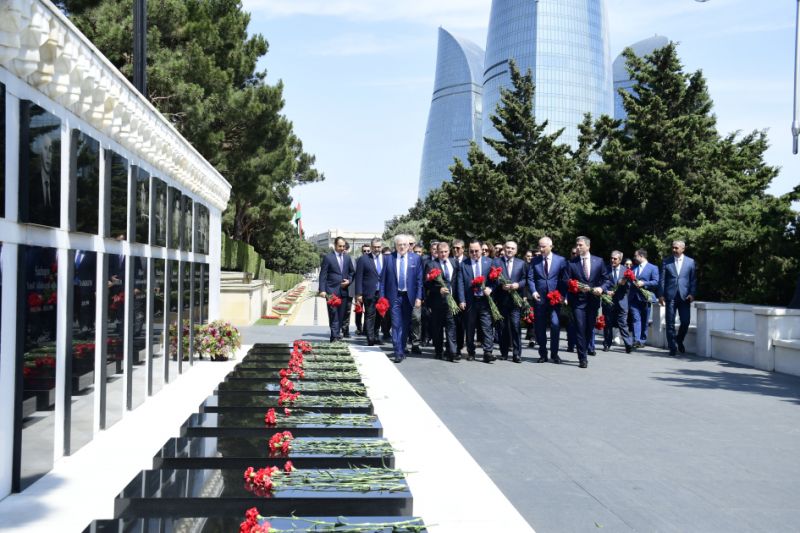 Beynəlxalq konfrans iştirakçıları Şəhidlər xiyabanı və "Türk şəhidliyi”ni ziyarət ediblər