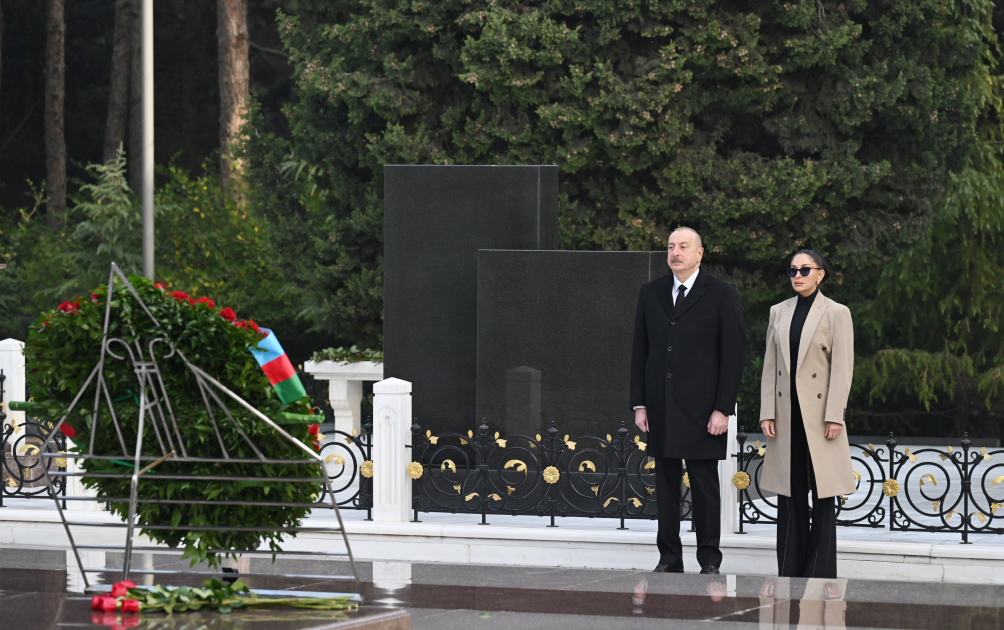 Prezident və xanımı Heydər Əliyevin məzarını ziyarət etdilər