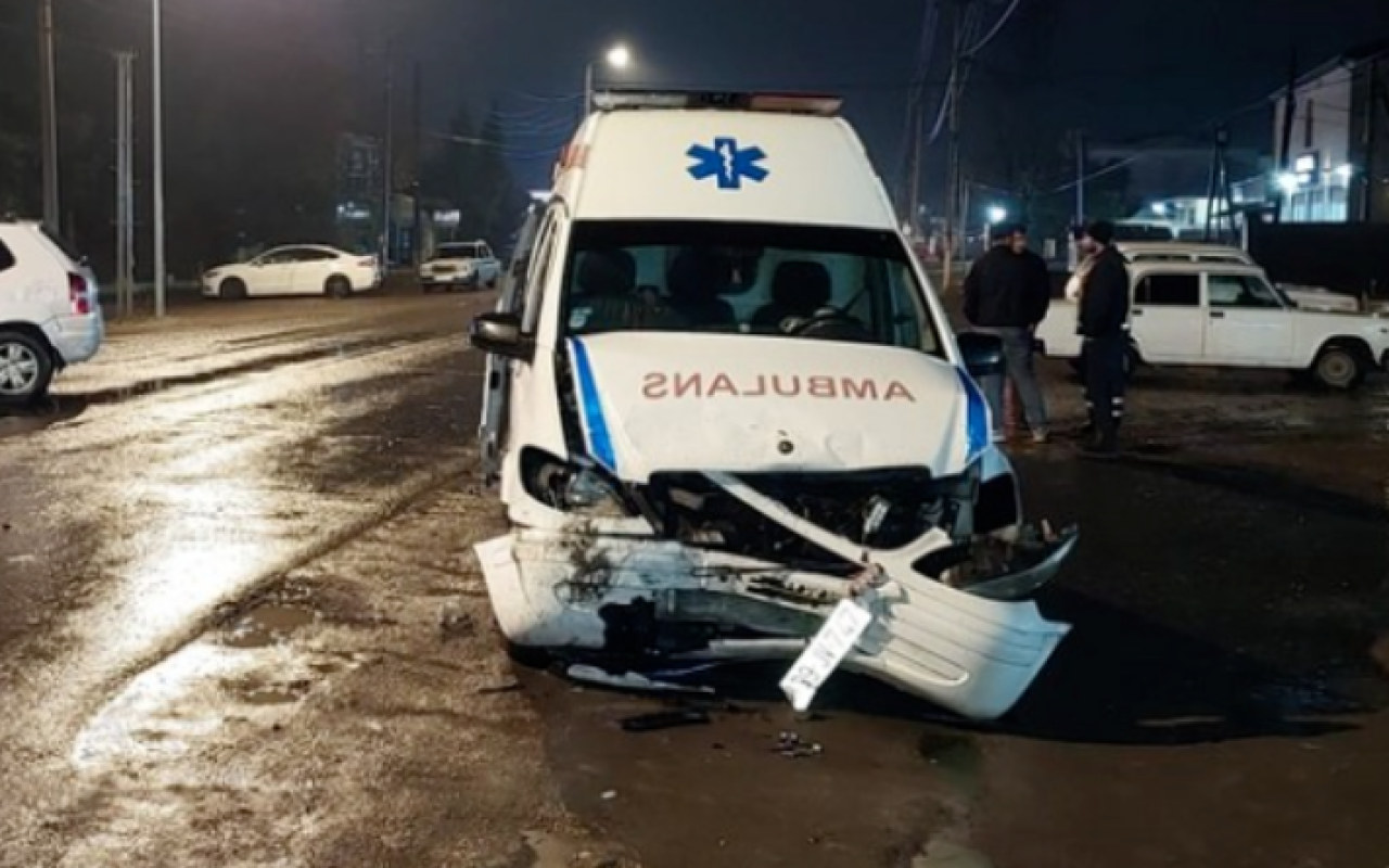 Təcili yardım maşınında qəzaya düşən xəstə öldü