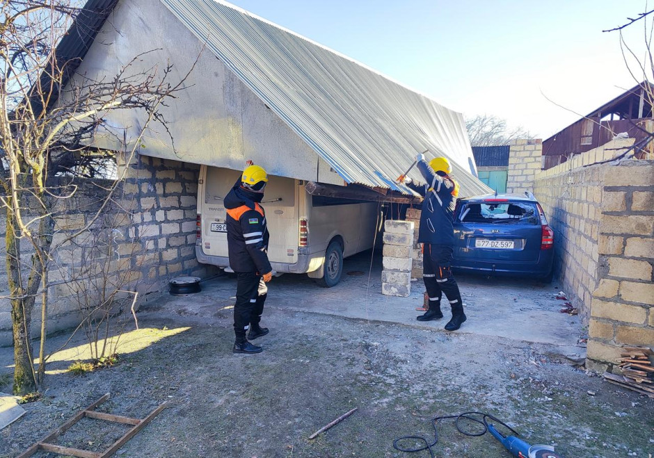 Qəbələdə külək talvarı avtomobillərin üstünə aşırdı - FOTO