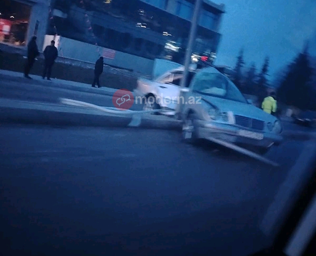 İsmayıllıda "Mercedes" işıq dirəyinə çırpıldı - FOTO
