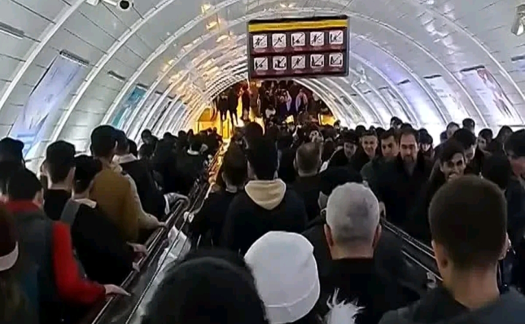 Metroda eskalator dayandı: sıxlıq yarandı