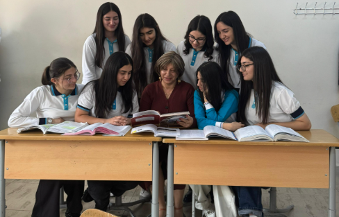 "Şagirdlərin nəticələri ilə fəxr edin, verdikləri şokoladla deyil" - Tanınmış müəllimdən TƏNQİD