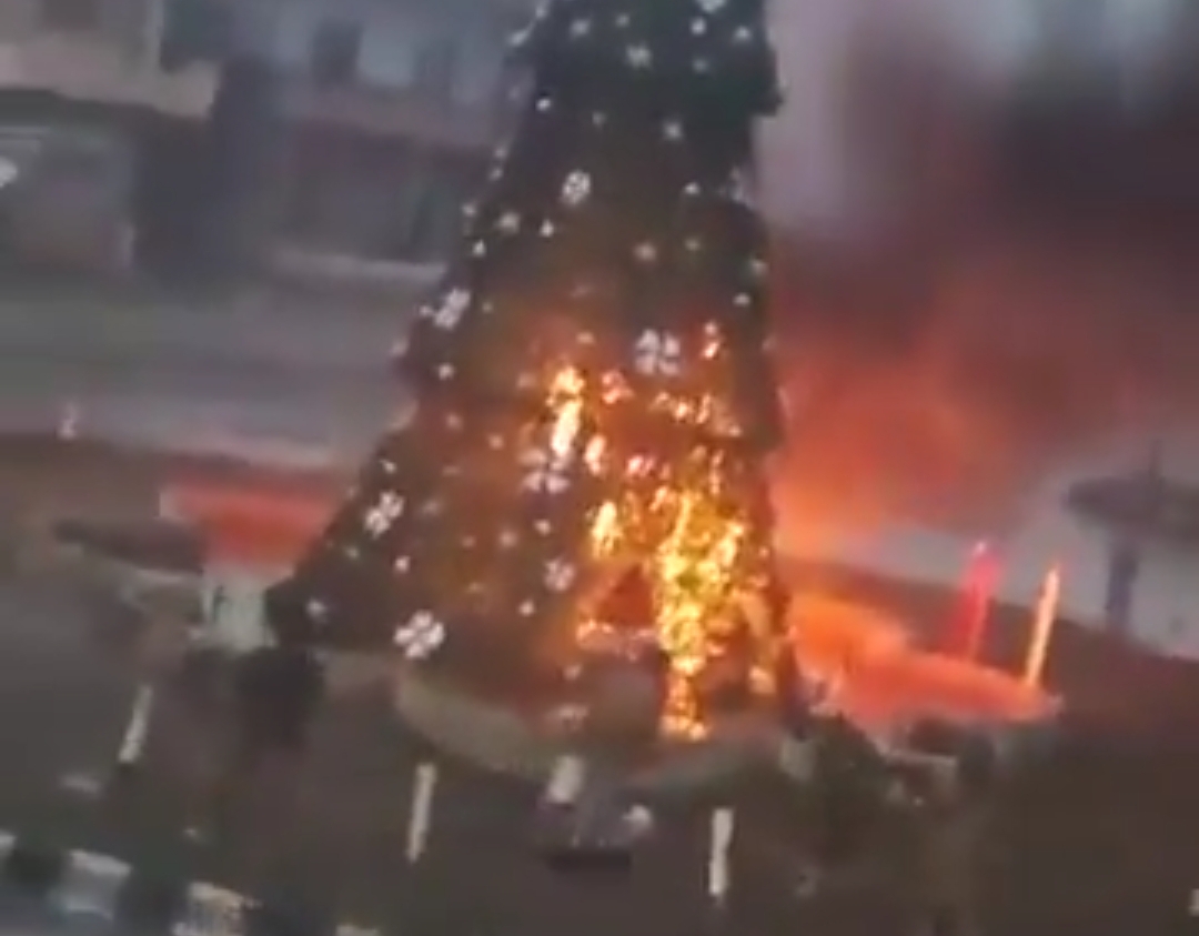 Suriyada "yolka"ya od vuruldu: xristianlar ayağa qalxdı - VİDEO