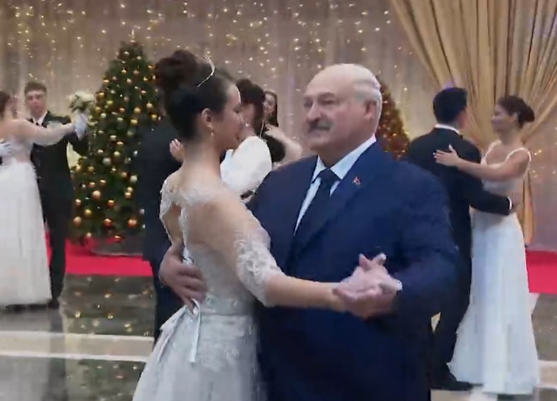 Lukaşenko gənc xanımla vals oynadı - VİDEO