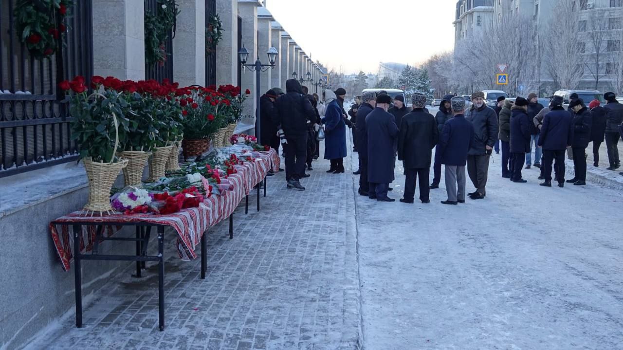 Azərbaycan səfirliyinin önü... - FOTO