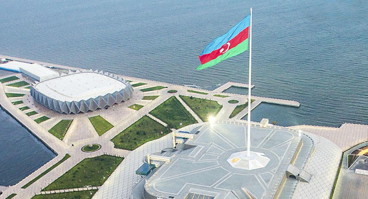 Dövlət Bayrağı Meydanındakı bayraq endirildi - MATƏM