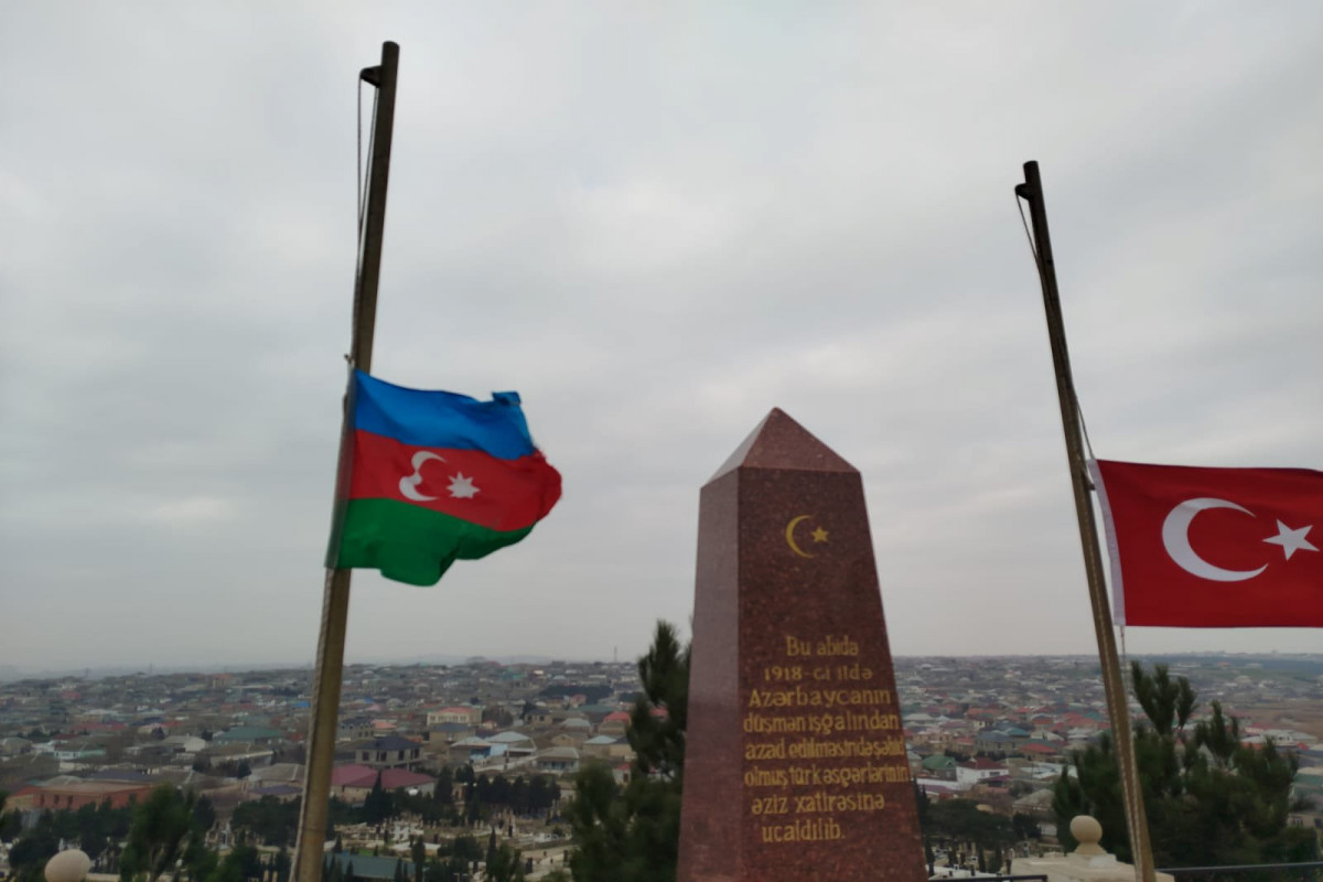 Türkiyənin Azərbaycandakı səfirliyində bayraqlar endirildi